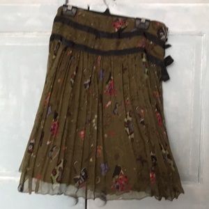 Gorgeous Skirt (short)  in an amazing design in 100% SILK Colour:  Olive size 34